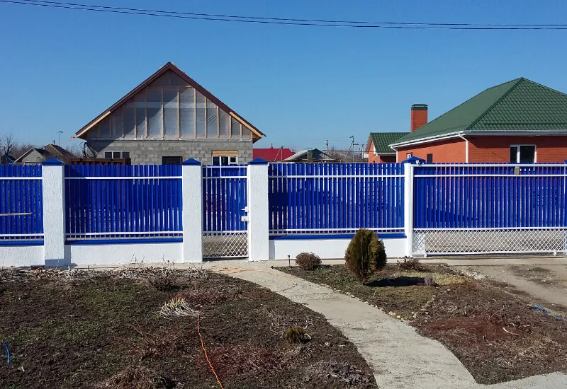 Забор из металлоштакетника синего с белыми столбами в Москве фото 2