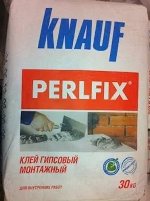 Клей гипсовый Перлфикс. Упаковка - 30 килограммов, стоимость - от 285 рублей.