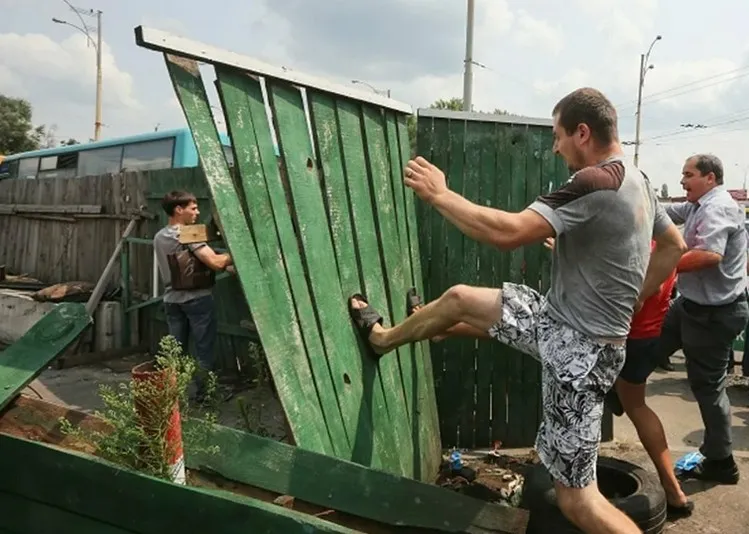 соседи ломают забор