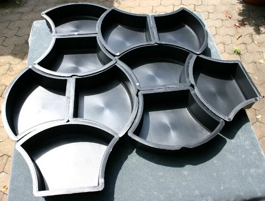 Пластиковые формы для литья тротуарной плитки долговечны и практичны в использовании