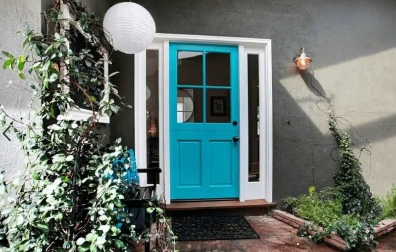 серый фасад голубые двери