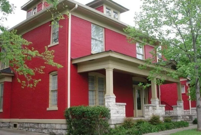экстерьер дома красный фасад