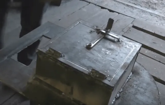 Пример установленной металлической дверцы