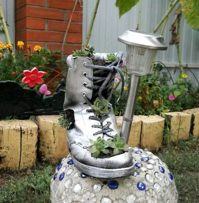 Украсить ботинок с помощью любимых цветов и растений - отличная идея для креативного дачника