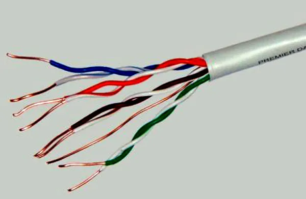 Сетевой кабель «витая пара», состоящий из четырёх витых пар, центральной нити и общей оболочки