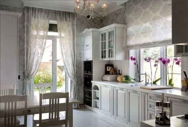 Кухня с 2 окнами в частном доме - варианты планировок и интерьера