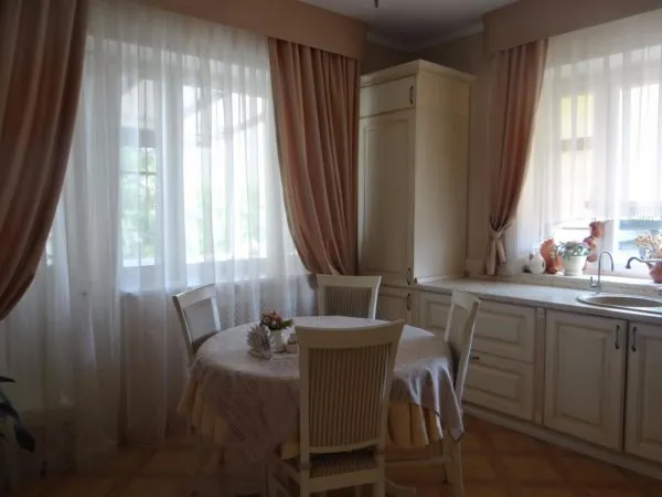 Кухня с 2 окнами в частном доме - варианты планировок и интерьера