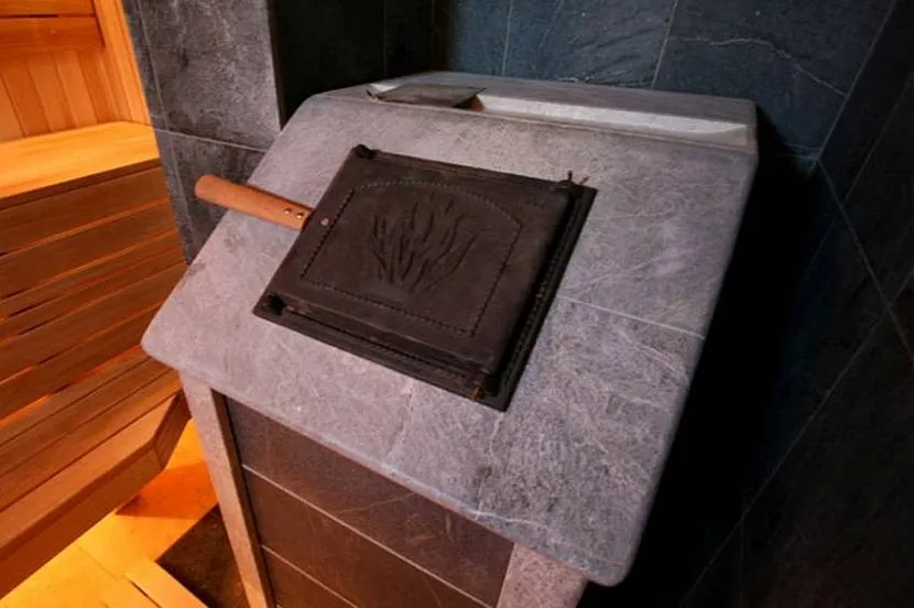 Чугунная печь в парилке. Чугунная печь в парилке. Сборная чугунная печь для бани. Печь гефест зк 30м. Чугунная печь в парилке.