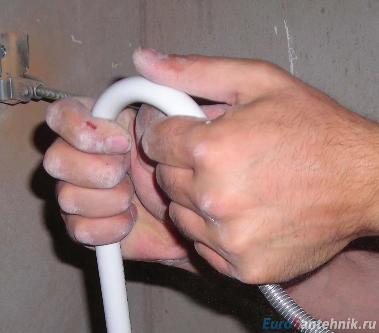 загиб алюминиевой трубы 20 мм. можно ли гнуть. труба полипропиленовая гибкая. гнущиеся пвх трубы. можно ли гнуть.