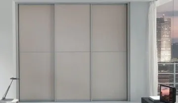 Двери-купе со вставками обычных стёкол тонированных плёнкой