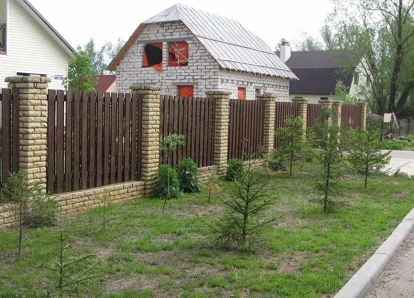 Высота забора перед дачей – не более 2 м Высота забора перед дачей – не более 2 м