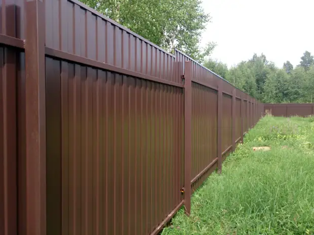 Из чего сделать недорогой забор для дачи