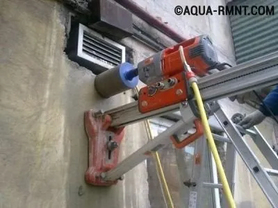Просверливание отверстия в бетонной стене для вентиляции