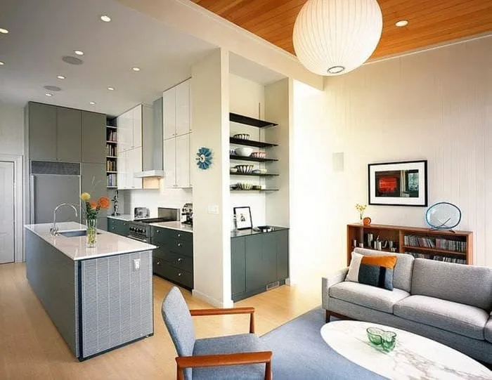 Интересный дизайн для небольшой кухни-гостиной с разделением пространства