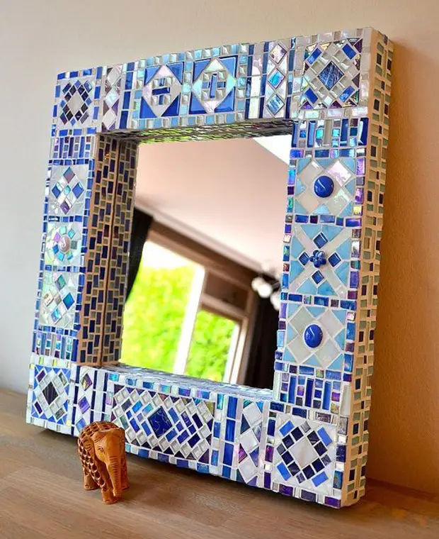 Рама для зеркала облицована мозаикой - нарядно и стильно