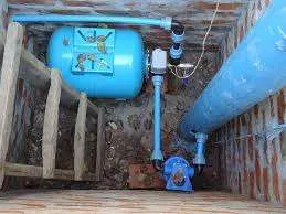 Подвод воды в дом может осуществляться двумя способами: из скважины и от центрального водопровода. Стоит отметить, что эти приемы не являются взаимоисключающими. Забор воды из скважины возможен т