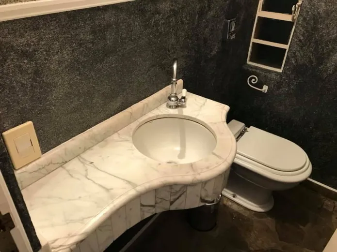туалет с жидкими обоями