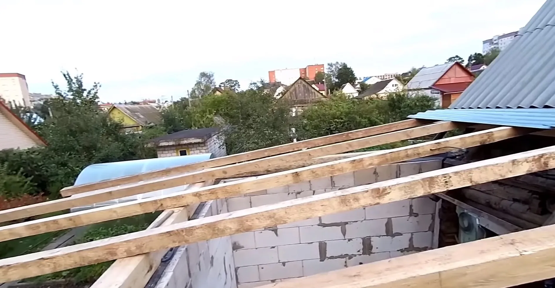 Изготовление пристройки к деревянному дому из пеноблоков ...