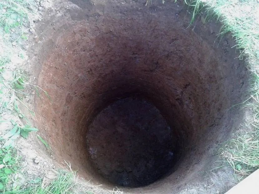 унитаз дачный (для выгребных ям). фундамент для дачного туалета. дренажная яма для туалета на даче. яма для дачного туалета. туалетная яма.