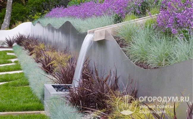 Красивая и прочная терраса с подпорной стенкой из шифера для участков с естественными или искусственными перепадами высот