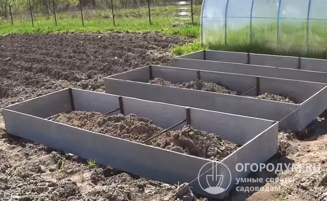 Грядки из плоского шифера смотрятся строго и стильно, а из волнистого – более декоративно