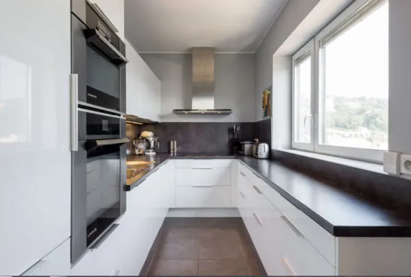 Кухня с окном - как оформить дизайн и где расположить кухонный гарнитур