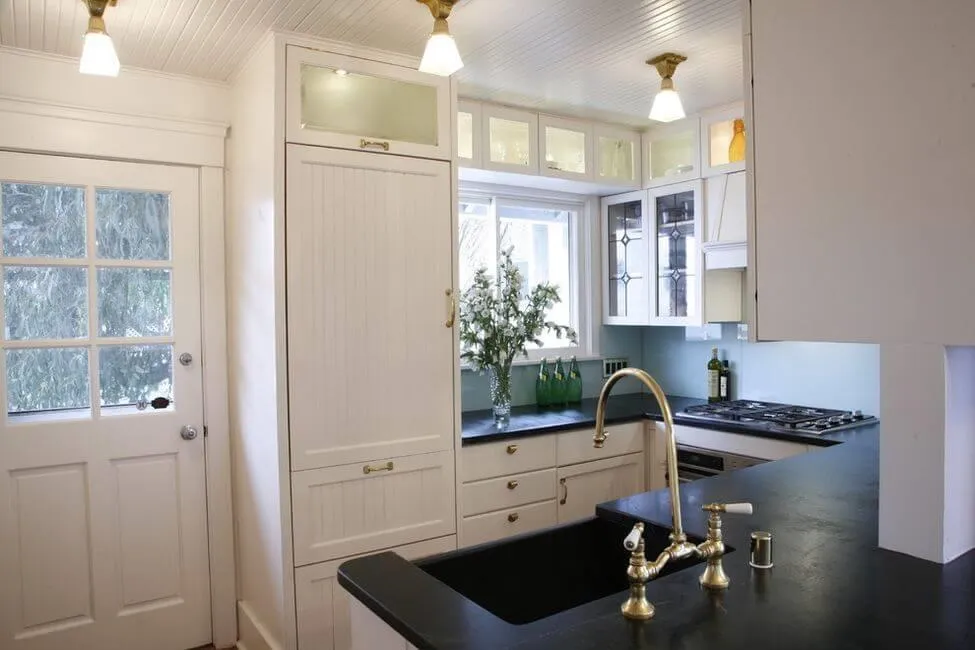 Шкаф-пенал и интерьере кухни с окном