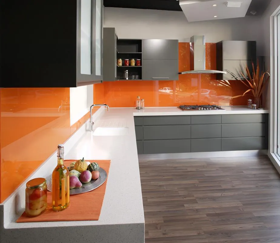Оранжевый фартук. Оранжевая кухня. Кухни оранжевого цвета. Серо оранжевая кухня. Кухня в серо оранжевых тонах.
