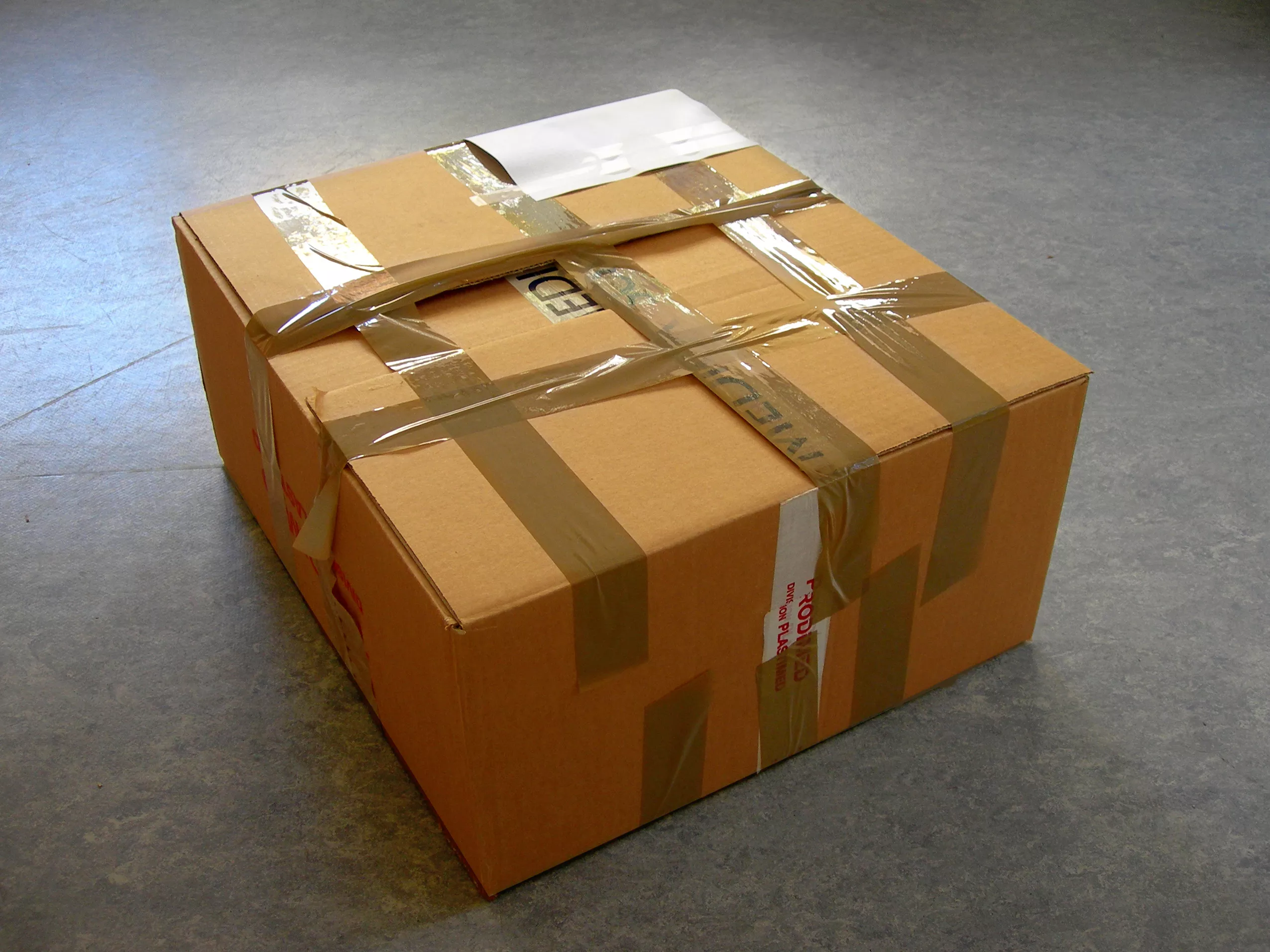 Посылка нестандартная. Упаковка посылки. Коробка посылка. Коробки с товаром. Картонная коробка запечатанная.