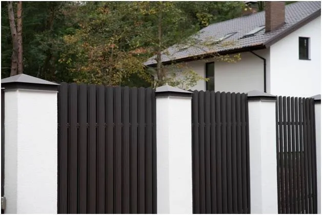 Собираем забор из металлического штакетника своими руками: советы по ...