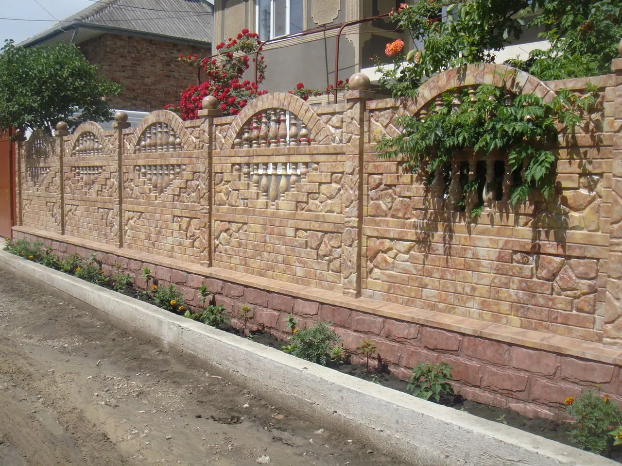 Забор французский камень и профнастил. Стоун тэк симферополь заборы. Еврозабор бут. Заборы в крыму. Каменный забор патио симферополь.