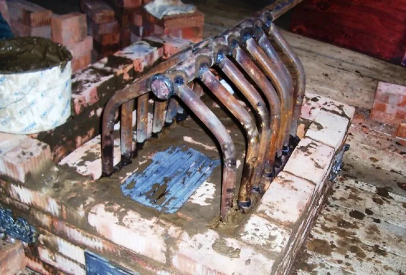 Котел из трубы отопление дома. Котел в кирпичной печи для водяного отопления 80 квадратов. Водяной контур для печи на дровах. Водяной контур для буржуйки на дровах. Теплообменник водяной контур змеевик.