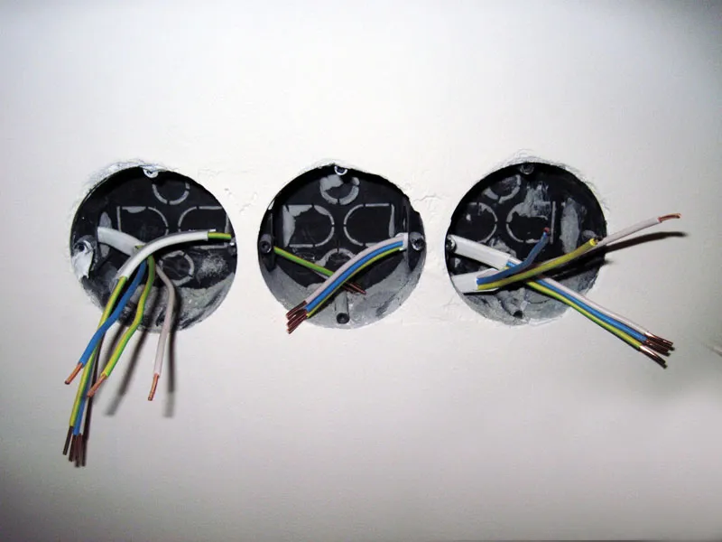 Схема подключения двойной розетки с заземлением накладной. Как правильно подключить тройную розетку. Схема подключения трехжильного провода к розетке. Как подключить двойную розетку с заземлением к 6 проводам. Тройная розетка этюд схема подключения.