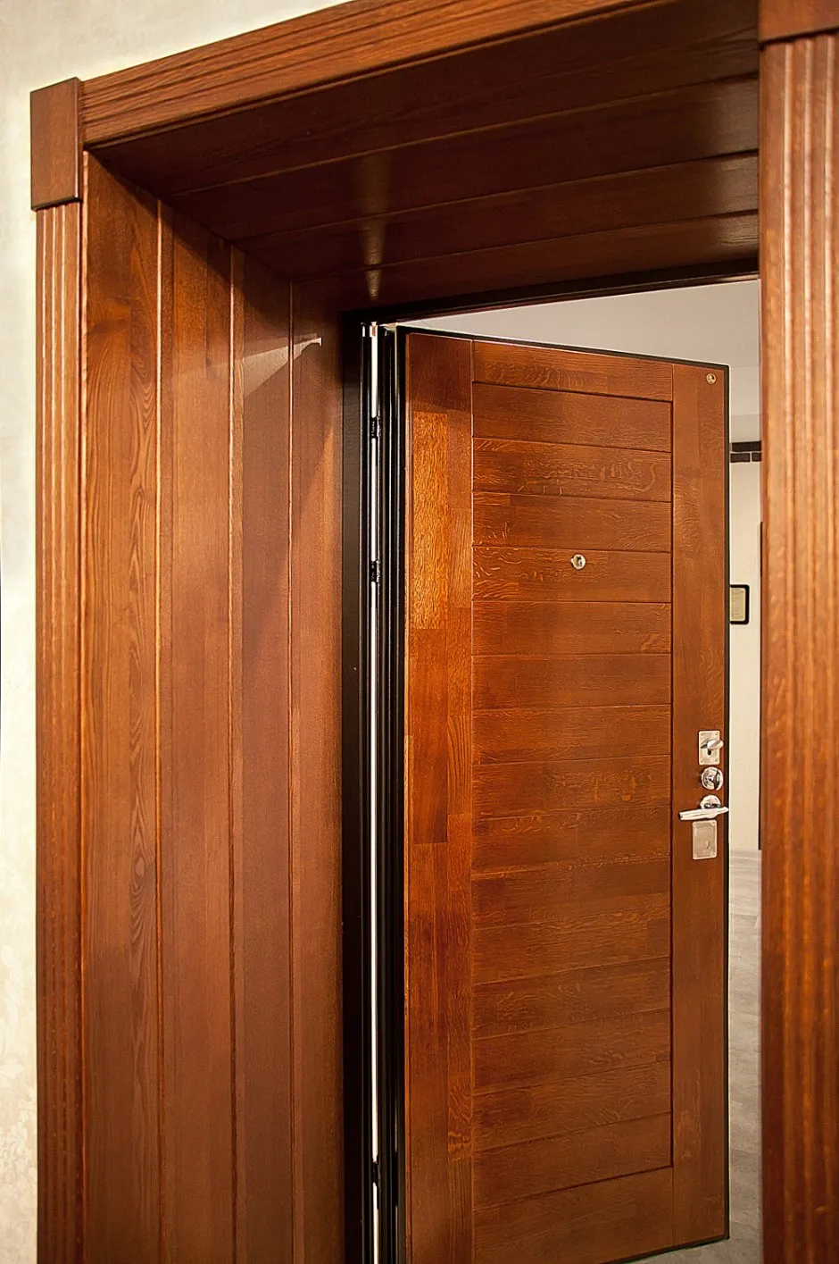 Добор на входную дверь своими руками. Дверные откосы. Двери волховец доборы наличники. Доморы для входной дверия. Добор входной металлической двери.