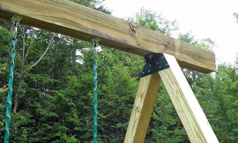 Качели перекладина. Крепление садовых качелей на цепях. Качели деревянные на цепях. Качели перекладина. Как закрепить качелю.