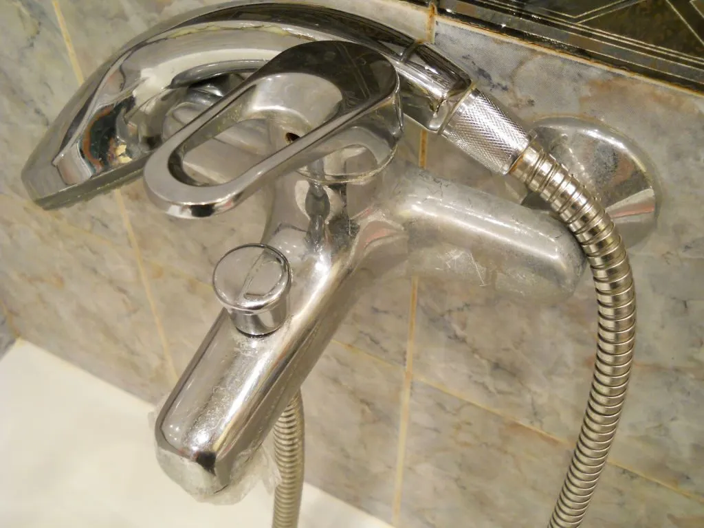 Ремонт смесителя для ванной с душем переключателя. Разбирать смеситель в ванной Лемарк.
