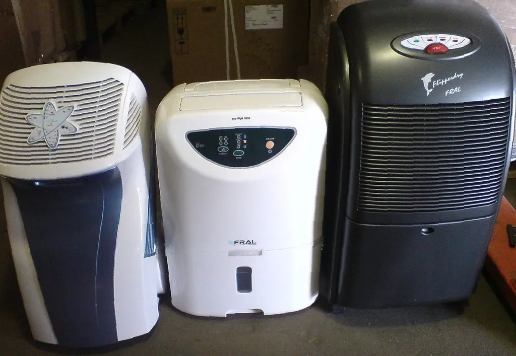 Приборы для воздуха в квартире. Осушитель воздуха для квартиры. Осушитель воздуха для гаража. Осушитель воздуха для приборов. Обогреватель осушитель воздуха.