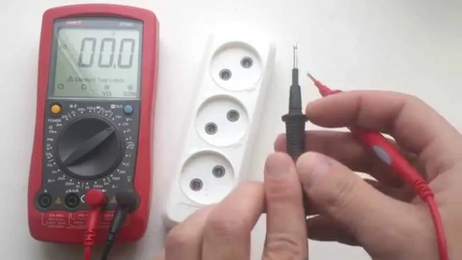 Как проверить напряжение 220 вольт мультиметром. Измерение напряжения мультиметром 220 вольт. Можно ли мультиметр в розетку. Мультиметр замер 220 вольт. Мультиметр померить напряжение сети 220в.
