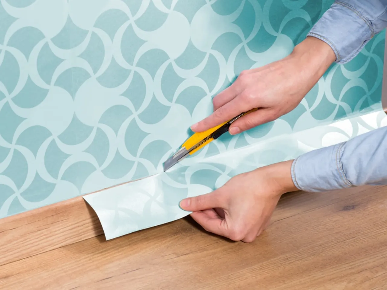 Можно клеить обои на мдф панели. Монтаж панелей пвх на стену. Откосы обклеить обоями. Можно клеить обои на мдф панели. Тонкие мдф панели для стен под покраску.