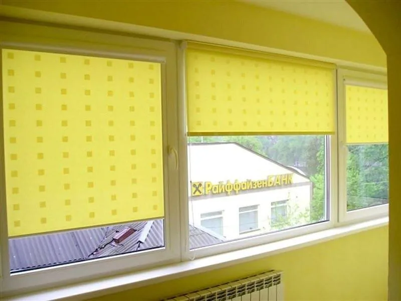 Шторы на окна от солнца рулонные. Рольшторы на окна. Рулонные шторы на пластиковые. Роликовые шторы для пластиковых окон. Солнцезащитные жалюзи для окон.