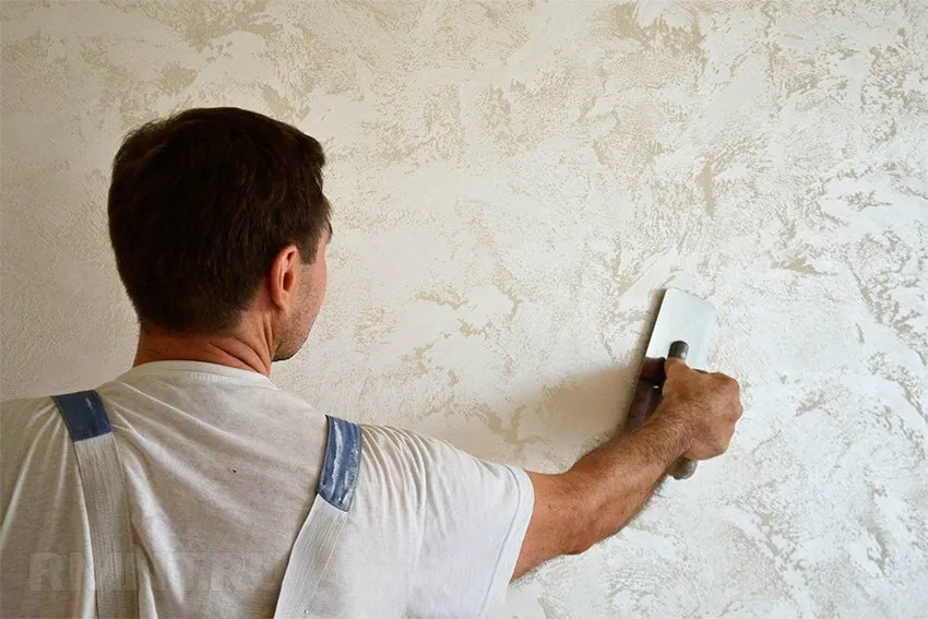 Работа по облицовке стены. Стройка отделка. Работа по облицовке стены. Укладка плитки. Укладка керамической плитки.