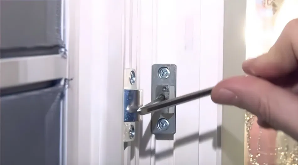 000. 94185 универсальный скрытый прижим. средний прижим балконной двери. 010 накладной белый. зимний режим на пластиковых балконных дверях.