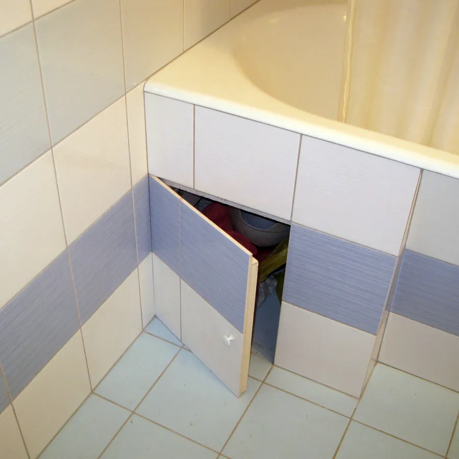 Люк под ванной из плитки. Люк в ванную под плитку. Дверки под ванной. Короб под ванную из плитки. Экран с нишей для ванны