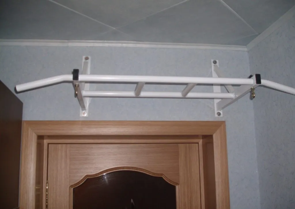Турник над дверью