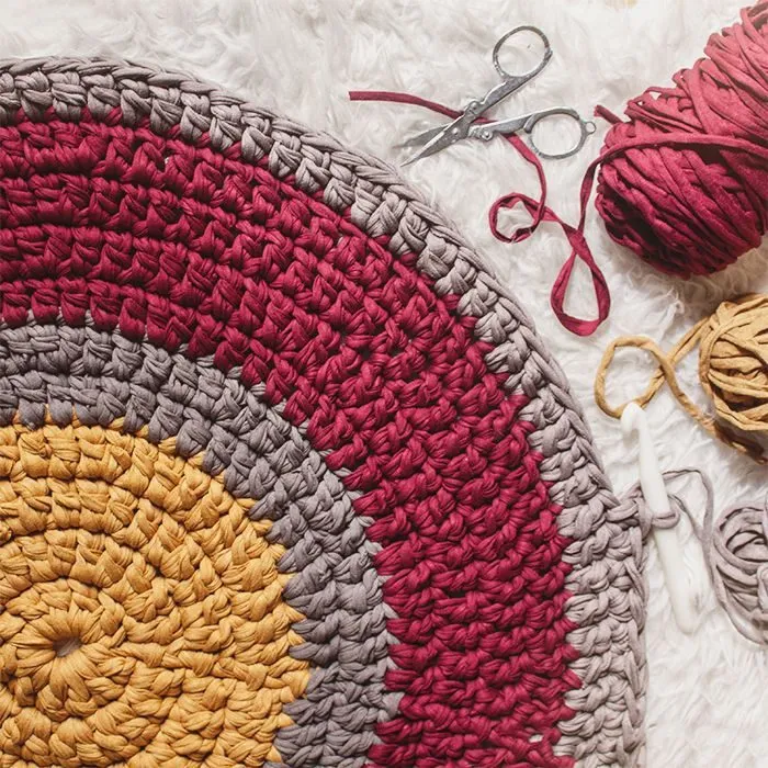 нитки для вязвнияковрик. коврик связанный крючком. вязаные коврики. коврики связанные крючком. вязаные круглые коврики крючком.
