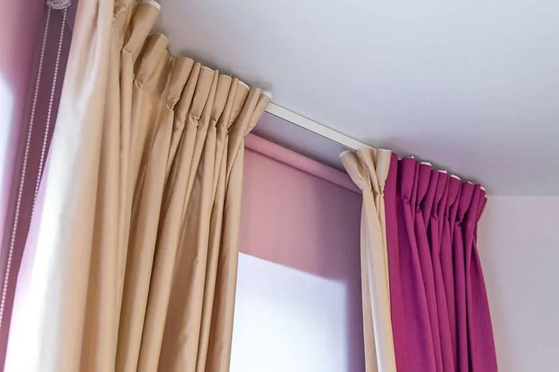 Вешаем карниз. Как вставить шторы в карниз. Карниз шторный потолочный. Монтаж потолочного карниза для штор. Карниз orbis потолочный алюминиевый.